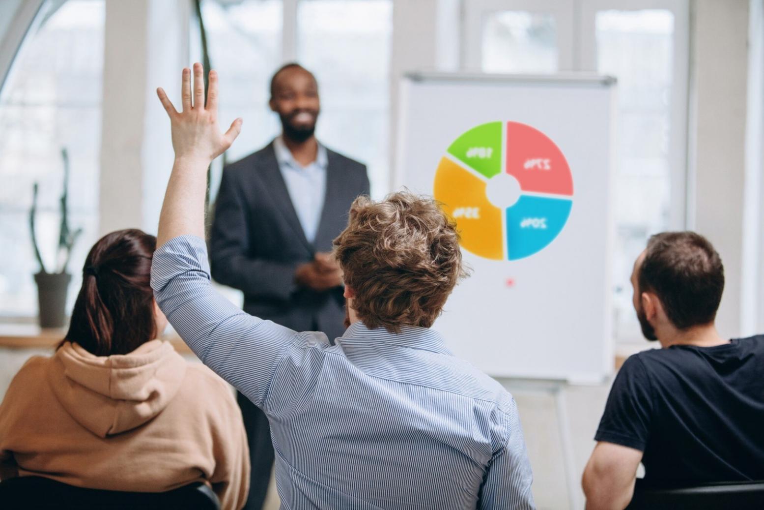 Tým finančních analytiků pracuje na komplexní analýze dat